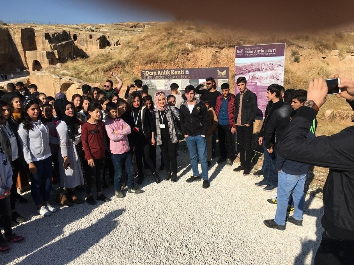 Cizreli &ouml;ğrenciler Mardin&rsquo;i gezdi