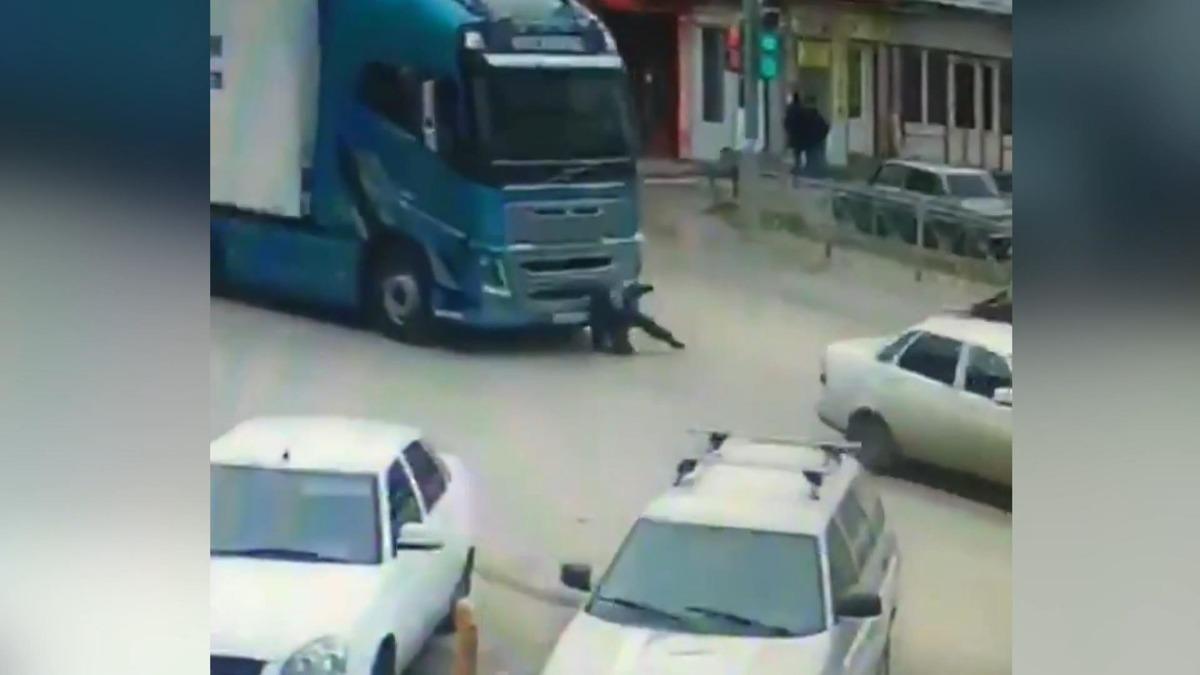 10 yaşındaki &ccedil;ocuk TIR'ın altında kaldı!