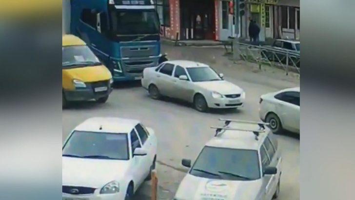 10 yaşındaki çocuk TIR'ın altında kaldı! G4