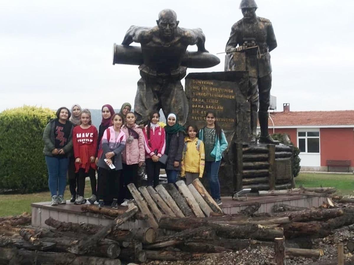 Burhaniyeli &ouml;ğrencilerin Koca Seyit gezisi coşkulu ge&ccedil;ti