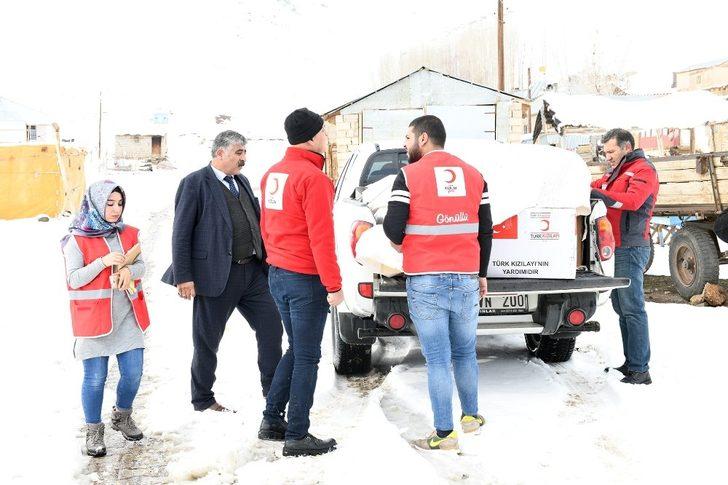 Kızılaydan 98 öğrenciye mont ve bot G1