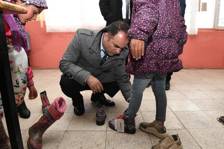 Kızılaydan 98 öğrenciye mont ve bot G3