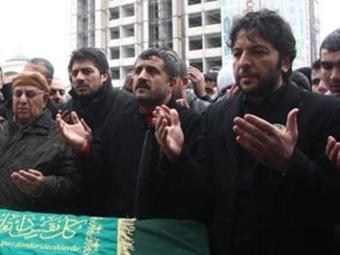 Cenazede bile şov peşinde