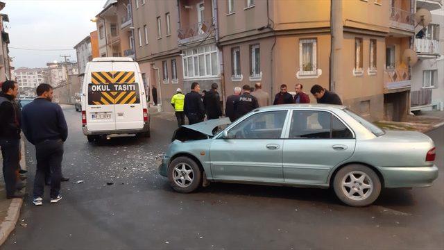 Sivas'ta öğrenci servis minibüsü ile otomobil çarpıştı: 5 yaralı