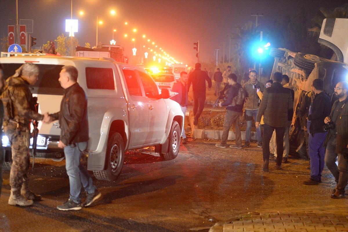 Mardin'de iş&ccedil;i servisi ile polis aracı &ccedil;arpıştı: 7 yaralı