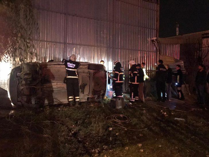 Tekirdağ'da otomobil yol kenarındaki dükkana çarptı: 4 yaralı G3