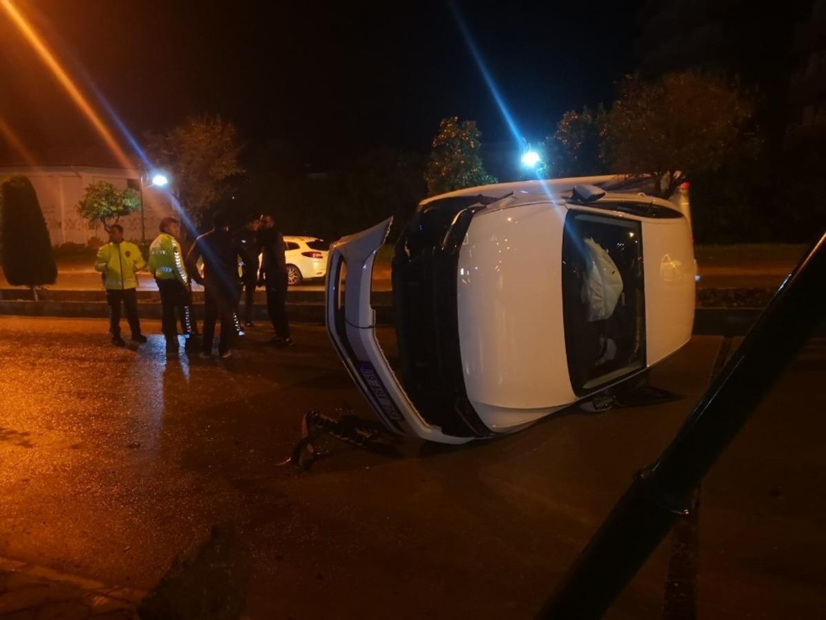 Kuşadası&rsquo;nda yağmurdan dolayı kayganlaşan yolda ara&ccedil; ters d&ouml;nd&uuml;