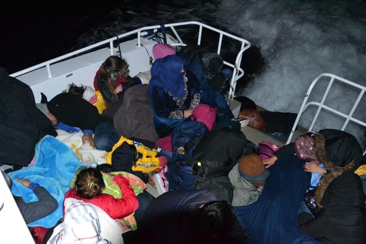 Kuşadası&rsquo;nda  2 ayrı operasyonda 68 d&uuml;zensiz  g&ouml;&ccedil;men yakalandı