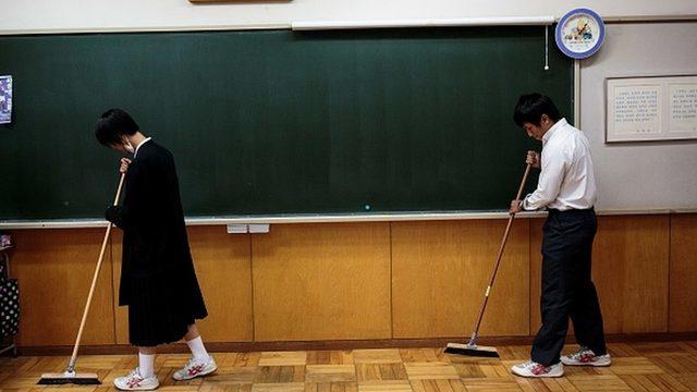 Okulu temizlemek, Japonya'da müfredatın bir parçası.