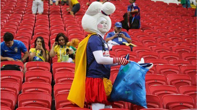 Japon taraftarlar, 2018 Dünya Kupası'nda Belçika'ya yenilmelerine karşın çöplerini temizleyip çıktılar.