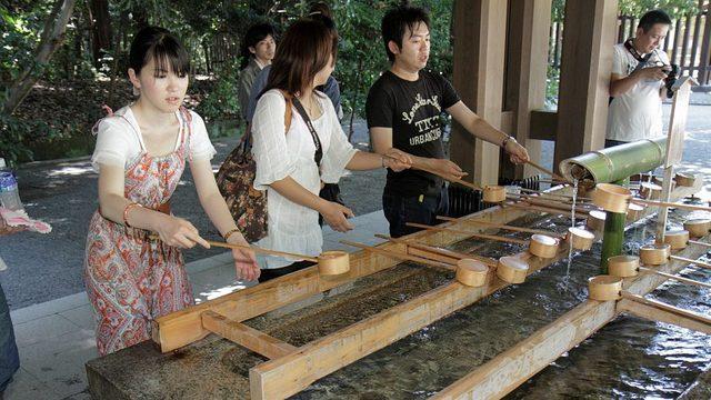 Bir Shinto tapınağına girmeden önce el ve ağzın yıkanması gerekiyor.
