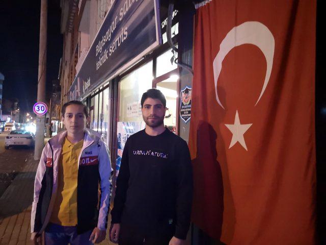 Kafe önündeki Türk bayrağını 3 kere öperek alnına koydu, görenler duygulandı