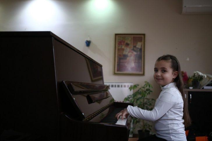 Bursa’da yaşayan Elena, genç yetenek avcısı! G3