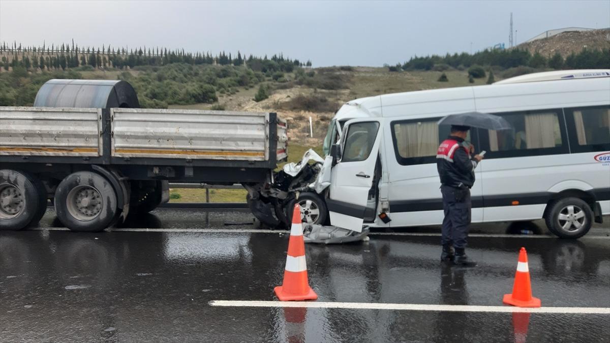 Kocaeli'de tırla iş&ccedil;i servisi &ccedil;arpıştı: 7 yaralı