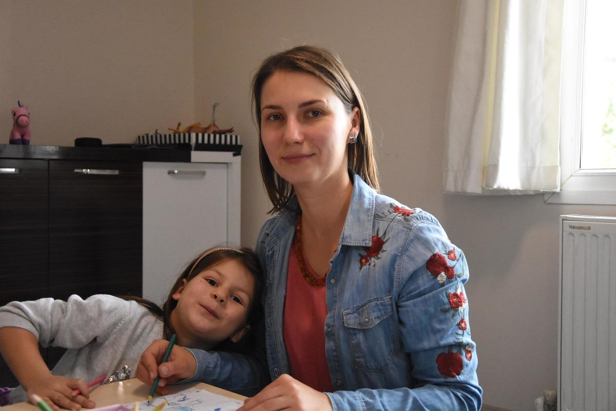 Maya ile Lara kardeşler 8 dil biliyor! Babası sırrını a&ccedil;ıkladı