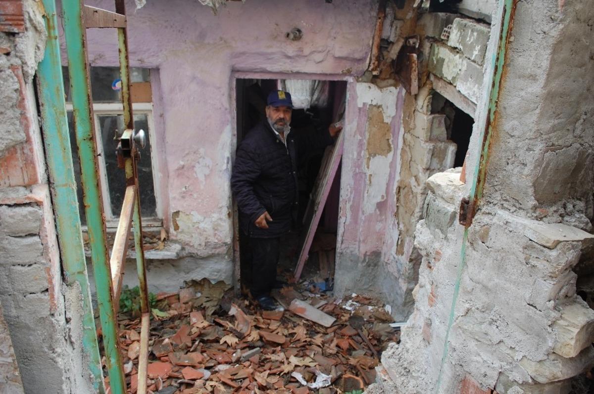 Metruk sanılıp yıkılmak istenen ev harabeye d&ouml;nd&uuml;