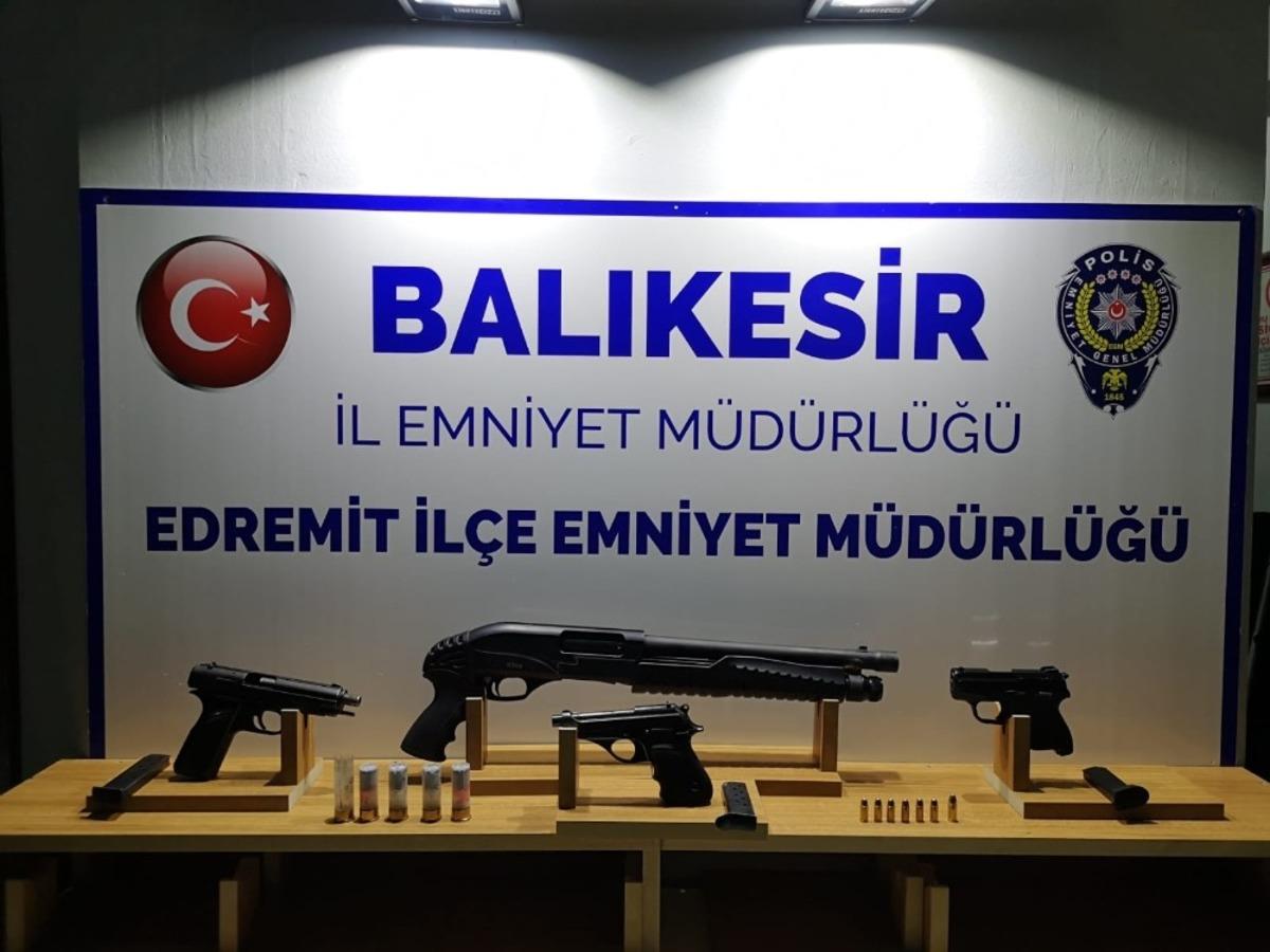 Balıkesir&rsquo;de polis 8 silah ele ge&ccedil;irdi