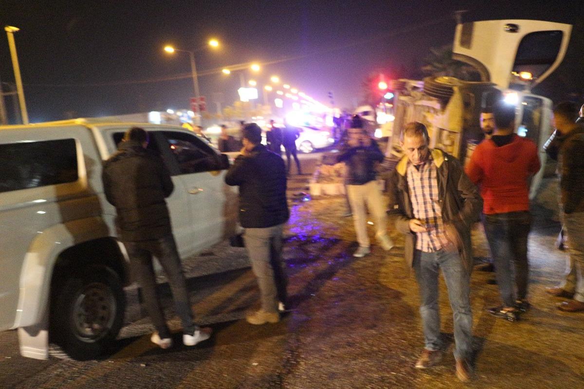 Mardin'de polis aracı ile iş&ccedil;i minib&uuml;s&uuml; &ccedil;arpıştı: 2'si polis, 7 yaralı