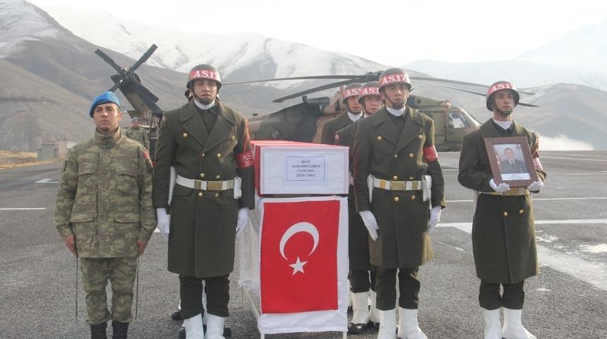 Yıldırım d&uuml;şmesi sonucu şehit olan asker i&ccedil;in uğurlama t&ouml;reni