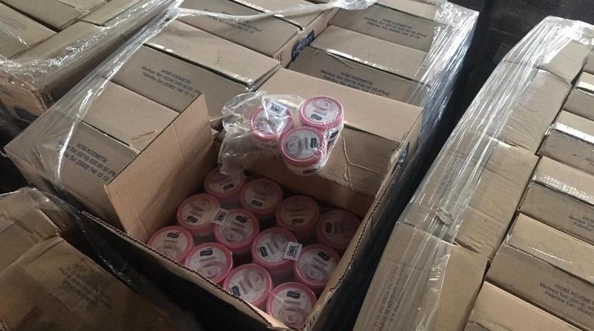 Adresine teslim edilmeyerek depoda saklanan kozmetik &uuml;r&uuml;nler polis tarafından bulundu