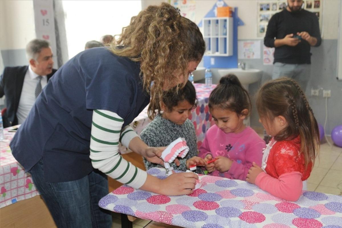 Vanlı minik &ouml;ğrenciler diş hastalıkları hakkında bilgilendirildi