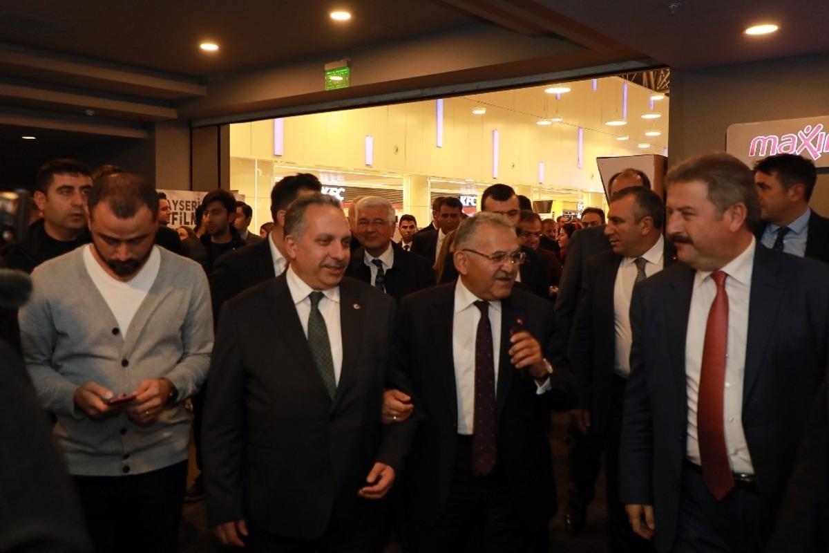 Festivale g&ouml;rkemli a&ccedil;ılış