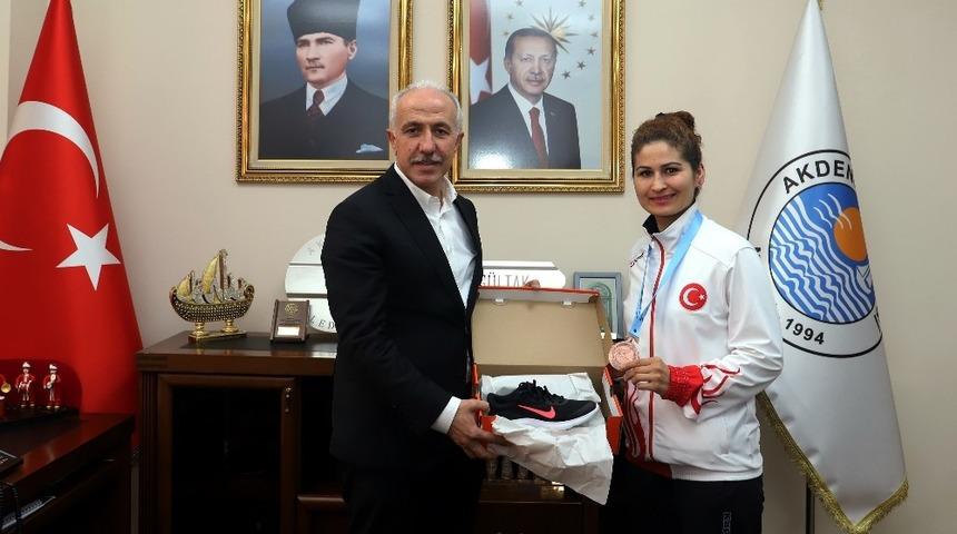 Şampiyon tekvandocu, madalya sevincini Başkan G&uuml;ltak&rsquo;la paylaştı