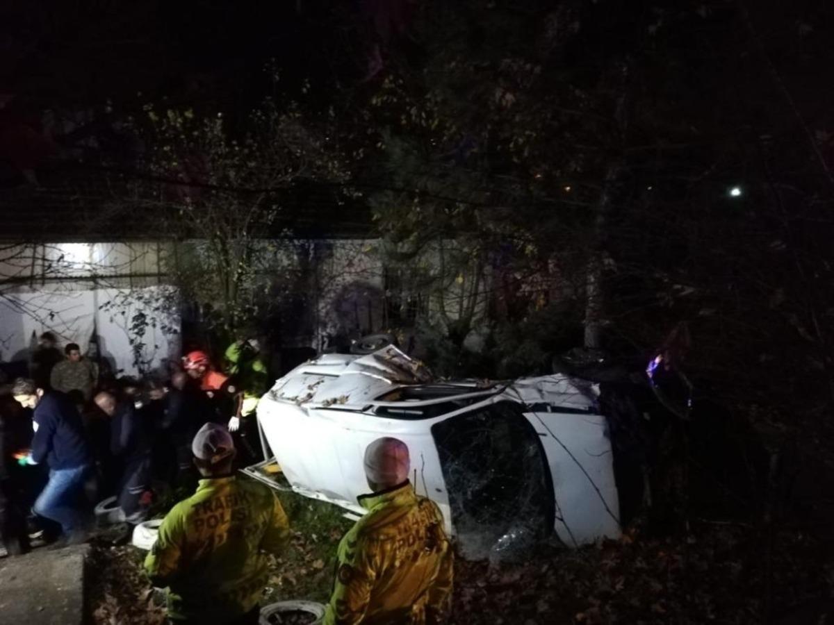 Ehliyetsiz ve alkoll&uuml; s&uuml;r&uuml;c&uuml;n&uuml;n kullandığı ara&ccedil; devrildi: 2 yaralı