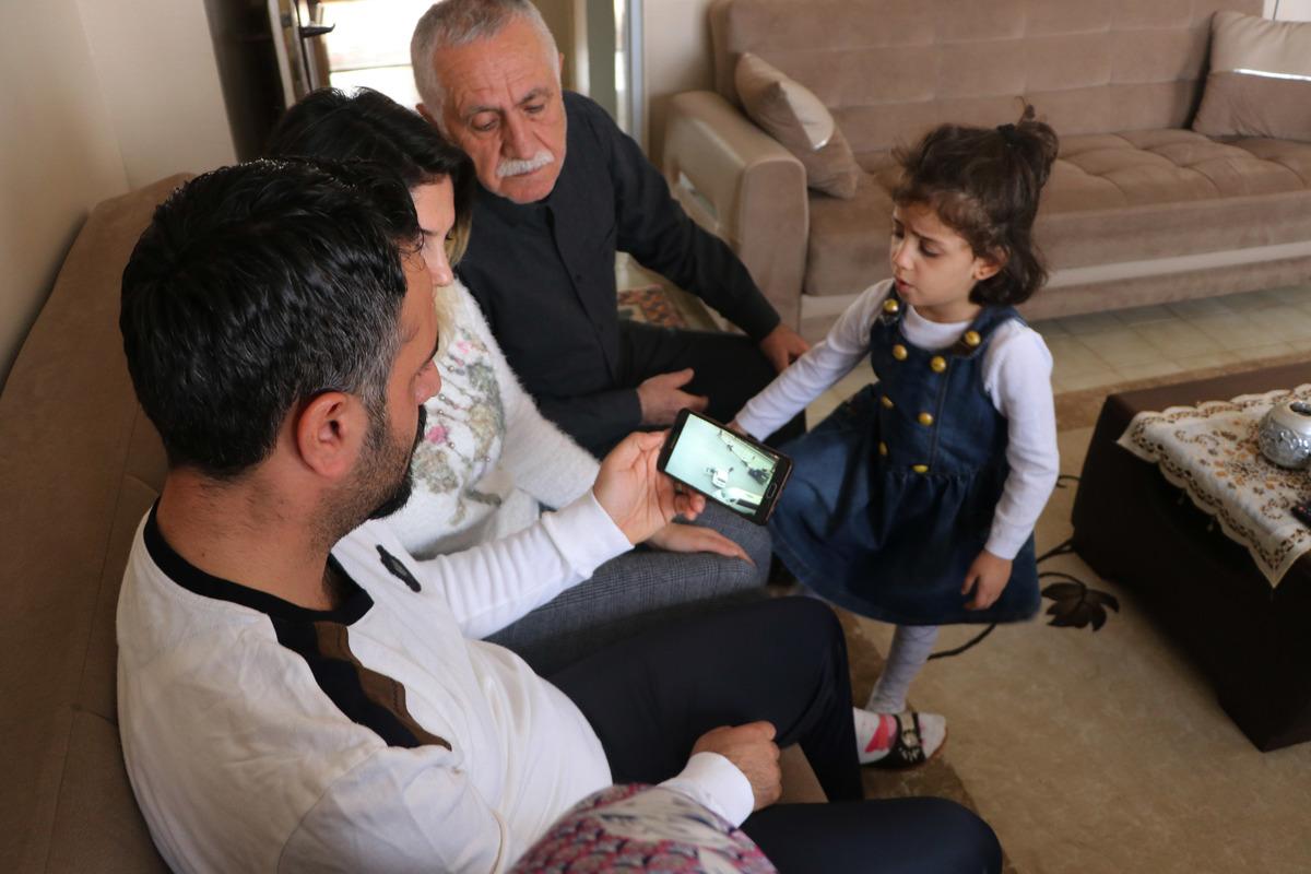 Dili boğazına ka&ccedil;an s&uuml;r&uuml;c&uuml;y&uuml; polisler kurtardı!