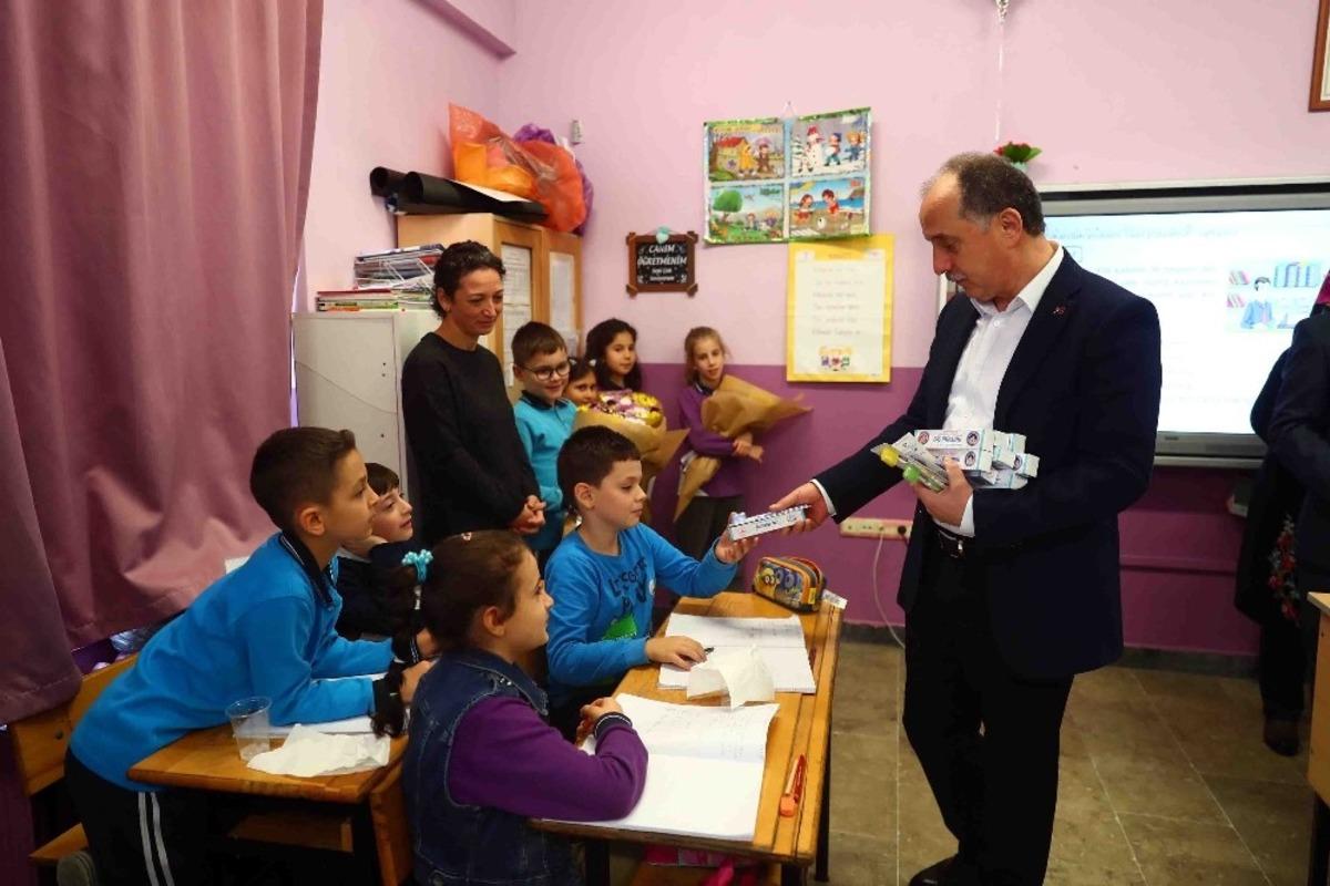 İlkokul &ouml;ğrencilerine diş macunu ve fır&ccedil;ası dağıtıldı