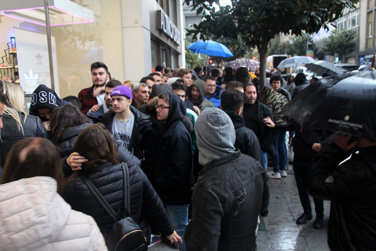 Yağmur altında 'Şahane Cuma' kuyruğu; 1.500 liraya indi saatlerce sırada beklediler