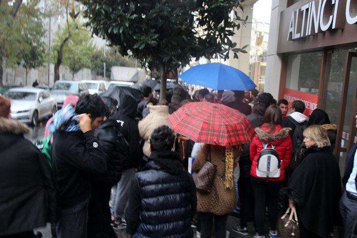 Yağmur altında 'Şahane Cuma' kuyruğu; 1.500 liraya indi saatlerce sırada beklediler G2