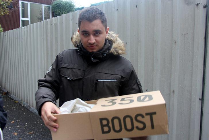 Yağmur altında 'Şahane Cuma' kuyruğu; 1.500 liraya indi saatlerce sırada beklediler G3