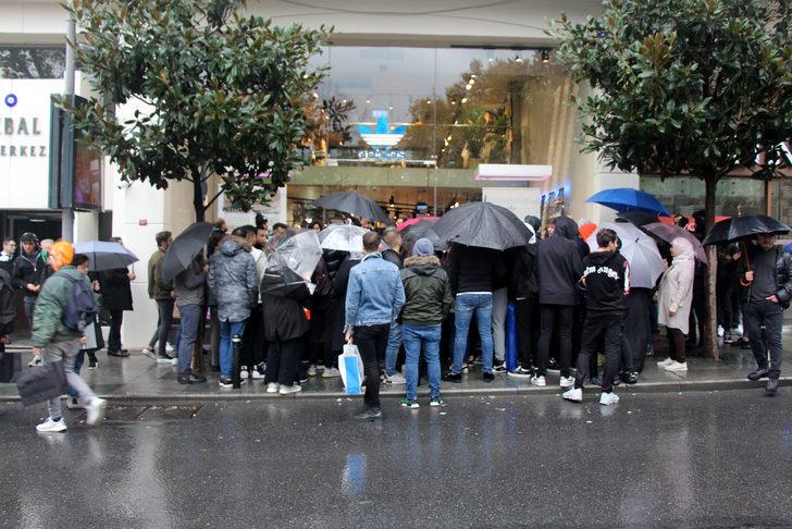 Yağmur altında 'Şahane Cuma' kuyruğu; 1.500 liraya indi saatlerce sırada beklediler G4