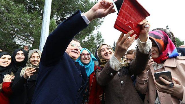 Ahmet Davutoğlu, Başbakanlık yaptığı 2015 yılında İstanbul Şehir Üniversitesi'ni ziyaret etmiş, öğrencilerle biraraya gelmişti.