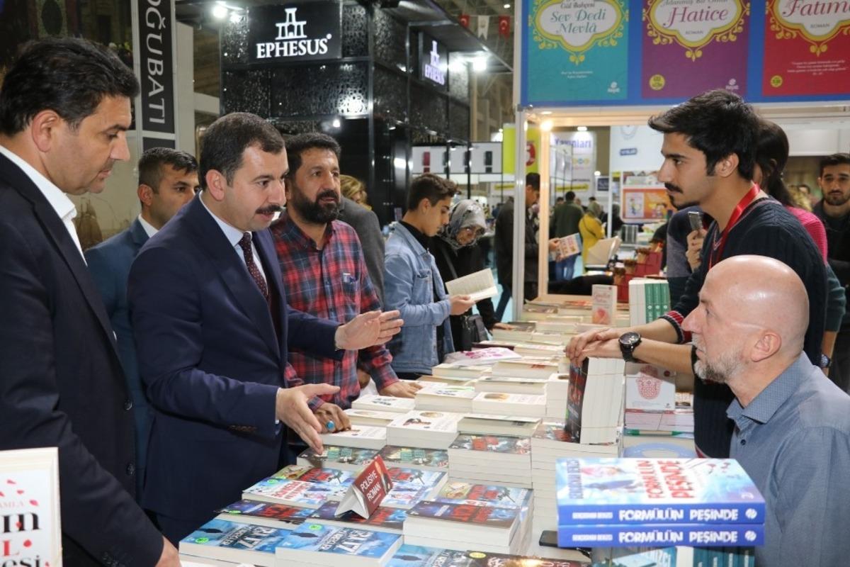 Baydilli kitap fuarını ziyaret etti