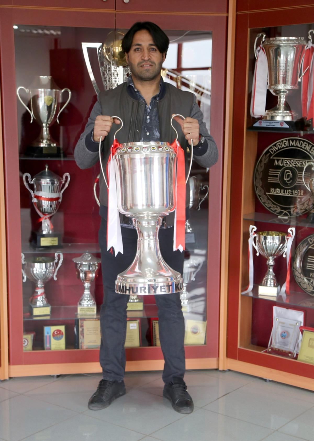 Sivasspor'un eski kaptanı Hayrettin Yerlikaya'nın liderlik mutluluğu