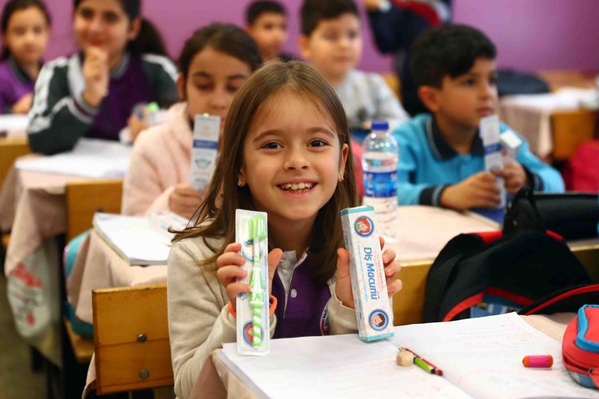İlkokul &ouml;ğrencilerine diş macunu ve diş fır&ccedil;ası dağıtıldı