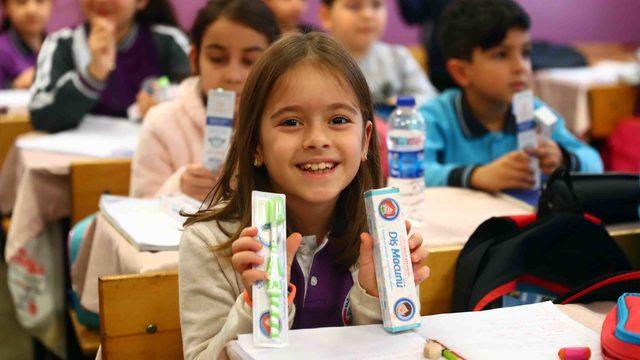 İlkokul öğrencilerine diş macunu ve diş fırçası dağıtıldı