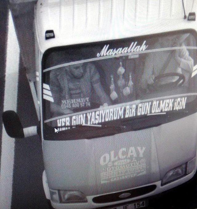 Yayaya &ccedil;arpınca durmayan s&uuml;r&uuml;c&uuml; aracındaki hasarı kontrol etmek i&ccedil;in durdu 1