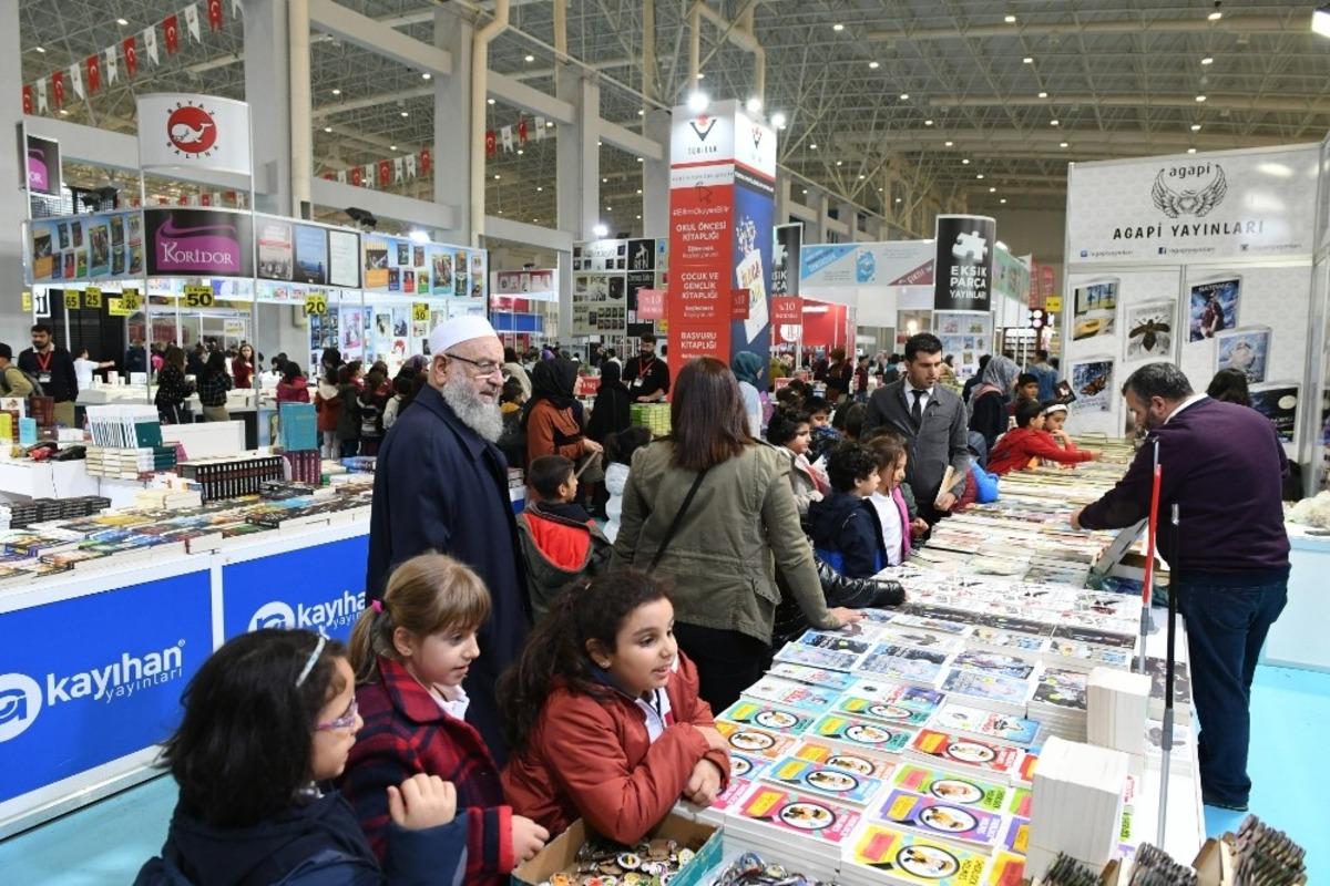 Minikler kitap almaya kumbaralarıyla geldi