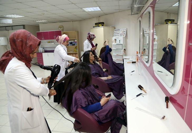 Van Büyükşehir Belediyesinin kurslarıyla meslek sahibi oluyorlar G1