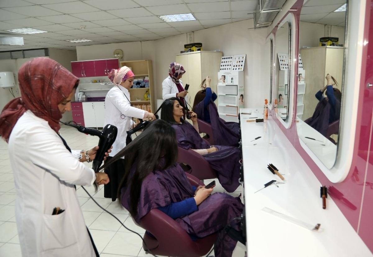 Van B&uuml;y&uuml;kşehir Belediyesinin kurslarıyla meslek sahibi oluyorlar