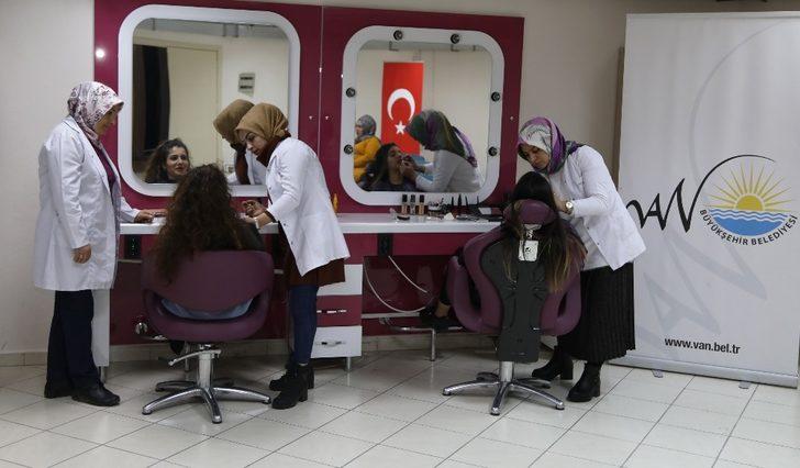 Van Büyükşehir Belediyesinin kurslarıyla meslek sahibi oluyorlar G2