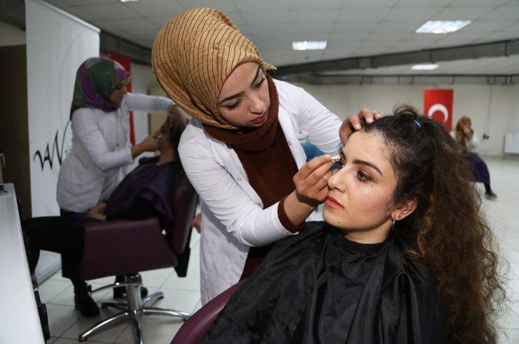 Van Büyükşehir Belediyesinin kurslarıyla meslek sahibi oluyorlar G3