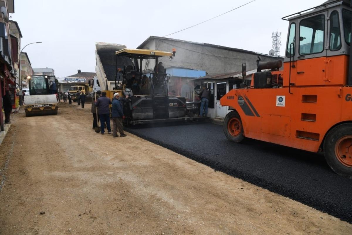Muş Belediyesinden yağışlar &ouml;ncesi asfalt seferberliği