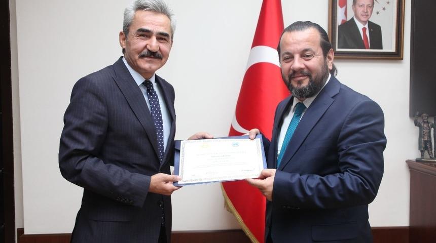 Belediye başkanı diplomasını rekt&ouml;r&uuml;n elinden aldı