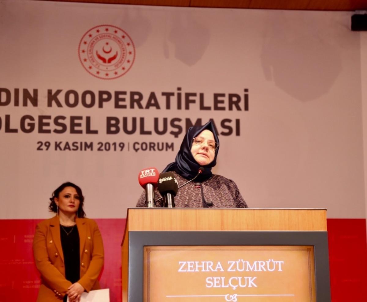 Bakan Sel&ccedil;uk: "Kadınlarımızın iş g&uuml;c&uuml;ne katılımını destekleyerek, 2023&rsquo;te &uuml;lkemizi d&uuml;nyanın en iyi 10 ekonomisinden biri yapacağız"