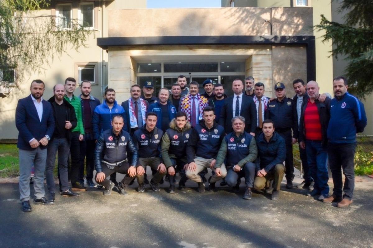 Trabzon Emniyet M&uuml;d&uuml;r&uuml; Metin Alper, Galatasaray ma&ccedil;ı &ouml;ncesi Trabzonsporlu taraftarlarla buluştu
