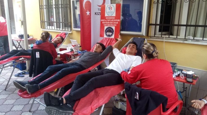 İskenderun&rsquo;da KYK &ouml;ğrencilerinden kan bağışı
